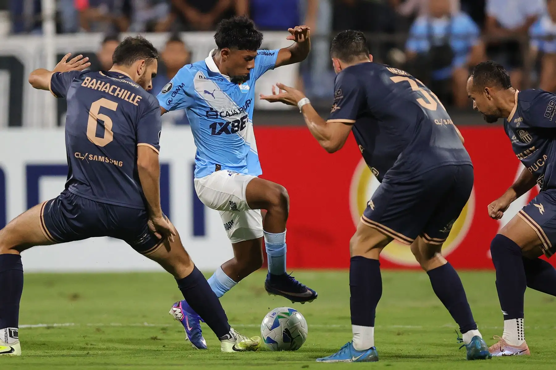 Maxloren Castro de Sporting Cristal y  Abraham Bahachille de Carabobo luchan por el balón en el duelo de vuelta de la Fase 3 de la Copa Libertadores 2026, disputado en el Estadio Alejandro Villanueva de Lima. Foto: ANDINA/Carlos Américo Lezama Villantoy