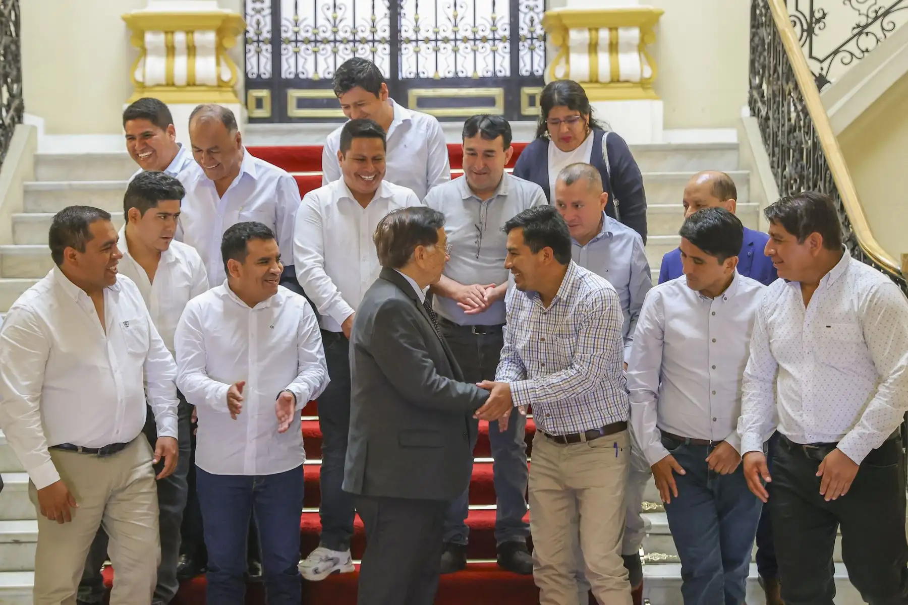 El presidente de la república, José María Balcázar, recibió hoy en Palacio de Gobierno a los representantes de la Mancomunidad Municipal del Vraem (Amuvrae) para priorizar la ejecución de proyectos de urgente necesidad. Foto: ANDINA/Prensa Presidencia