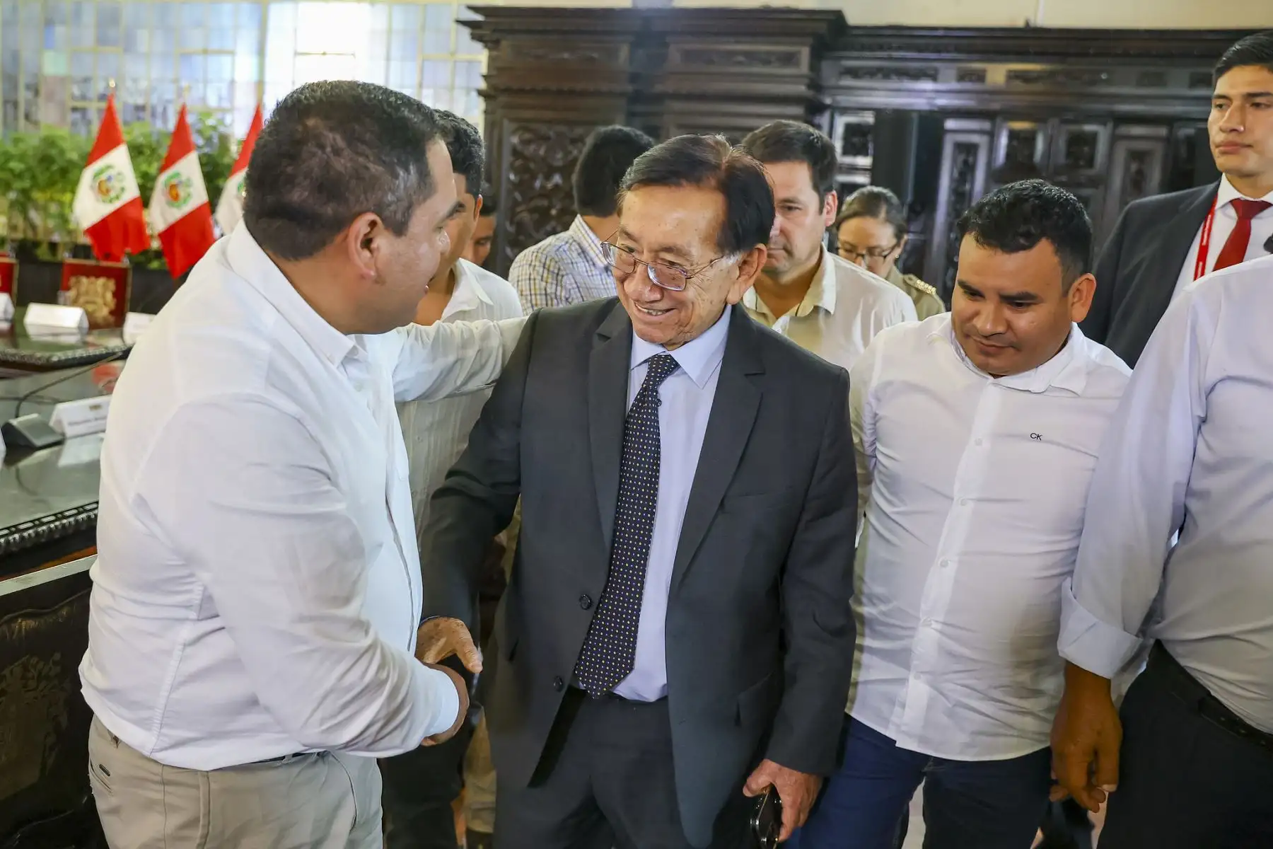 El presidente de la república, José María Balcázar, recibió hoy en Palacio de Gobierno a los representantes de la Mancomunidad Municipal del Vraem (Amuvrae) para priorizar la ejecución de proyectos de urgente necesidad. Foto: ANDINA/Prensa Presidencia