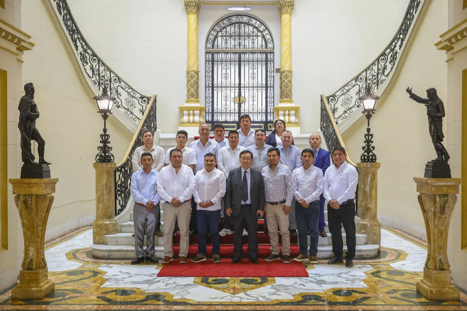 El presidente de la república, José María Balcázar, recibió hoy en Palacio de Gobierno a los representantes de la Mancomunidad Municipal del Vraem (Amuvrae) para priorizar la ejecución de proyectos de urgente necesidad. Foto: ANDINA/Prensa Presidencia