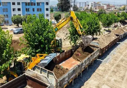 Con apoyo de trenes se inició en Arequipa el retiro de grandes volúmenes de tierra y escombros acumulados en la vía pública tras el desborde de la torrentera Chullo, en diversos sectores de los distritos de Cayma, Sachaca y Cercado. ANDINA/Difusión