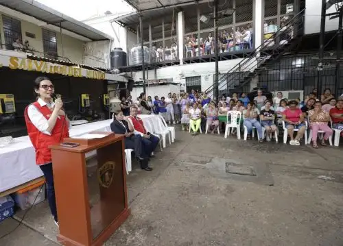 Ministra de la Mujer, Hary Yzarra Trelles, visitó el penal de Mujeres de Sullana, donde recorrió sus instalaciones para conocer las condiciones en las que 235 internas cumplen sus procesos penales y/o sentencias judiciales.