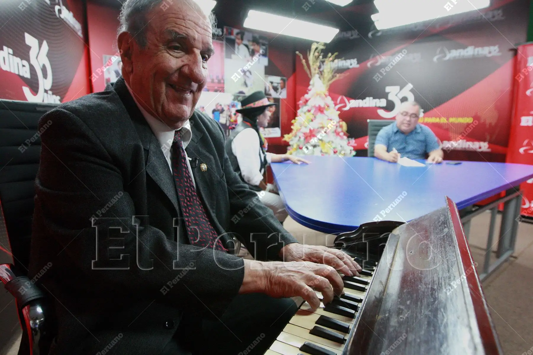 Don Jorge Núñez del Prado tocando el pampapiano en Andina. ANDINA/archivo