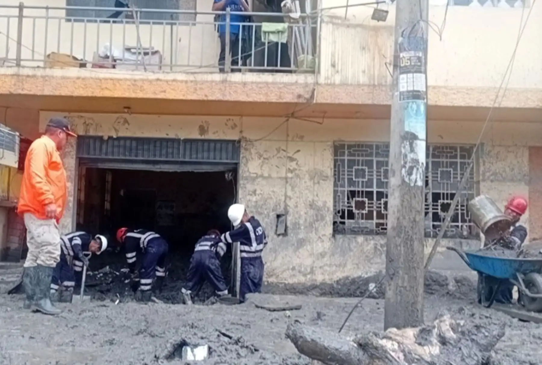 Trabajos de limpieza en vivienda inundada por lodo y piedras tras caída de huaico- Foto: Indeci