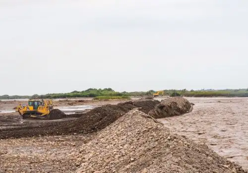 Continúan las labores de protección y descolmatación en el punto crítico Cartavio 15 del río Chicama, en el distrito de Santiago de Cao, provincia de Ascope, en La Libertad, con el objetivo de reducir el peligro de desborde. ANDINA/Difusión