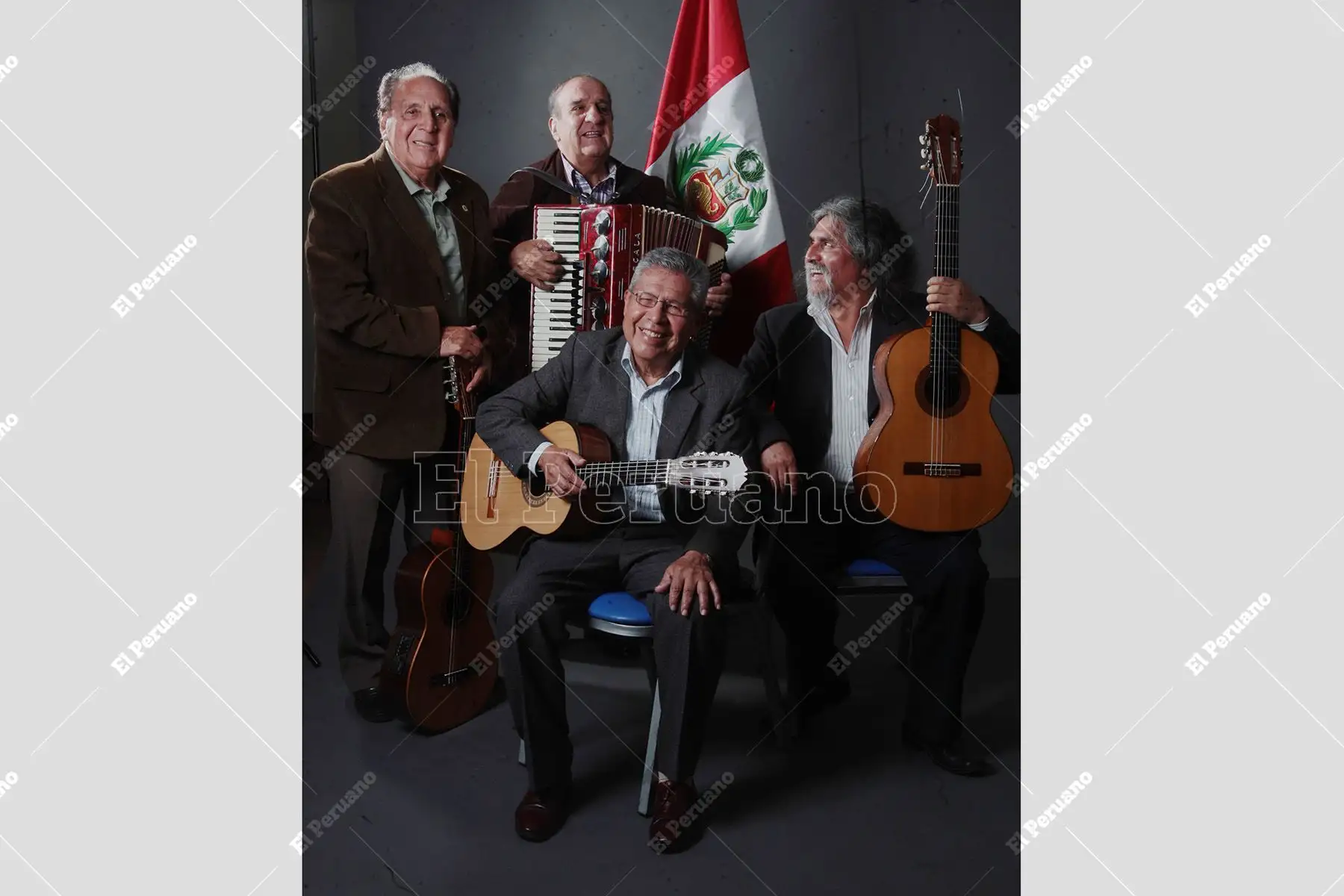 Lima - 31 octubre 2011 / Los Campesinos: Wilfredo Quintana y Jorge Núñez del Prado junto a Manuel Silva "Pichinkucha" y Manuelcha Prado, grandes exponentes de la música andina en una producción especial para El Peruano. Foto: Diario Oficial El Peruano / Juan Carlos Guzmán