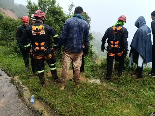 Las labores de búsqueda y rescate continúan en el sector Peña Llorona, a pocos minutos de la ciudad de Ayabaca, donde un deslizamiento de lodo y piedras habría alcanzado a dos vehículos que transitaban por la vía en medio de las intensas lluvias que afectan a Piura. ANDINA/Difusión