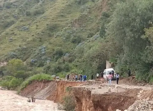 Las lluvias intensas que se registran en la provincia pasqueña de Daniel Alcides Carrión provocaron la crecida del río Chaupihuaranga, que socavaron la plataforma de la vía que une Pasco con Huánuco. ANDINA/Difusión