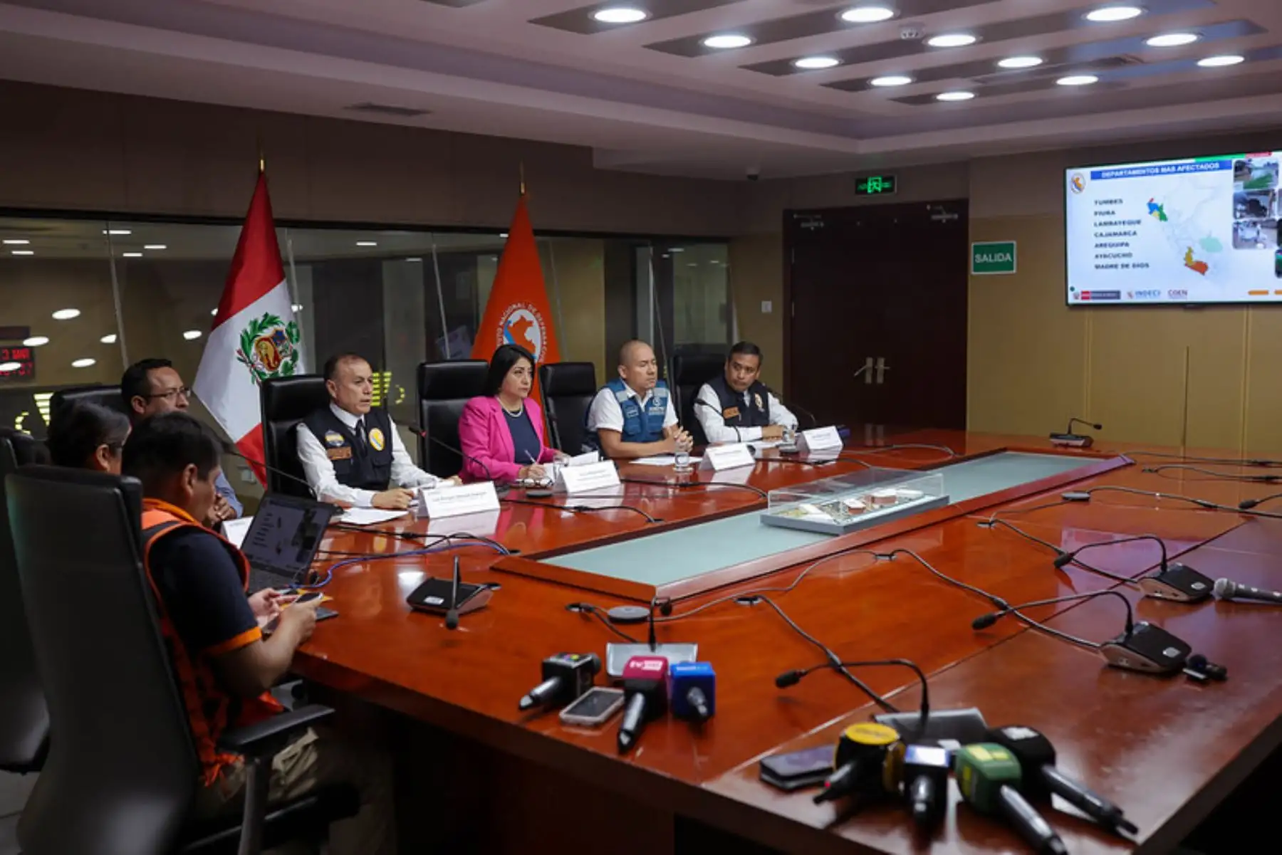 La presidenta del Consejo de Ministros, Denisse Miralles, informa a la ciudadanía sobre las acciones que el Gobierno sigue ejecutando para atender la emergencia en diferentes regiones del país. Foto: ANDINA/ PCM