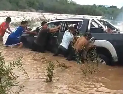 La crecida de un río en el distrito de Motupe, región Lambayeque, deja aislados a agricultores e impide el paso de vehículos. ANDINA/Difusión