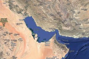 Vista satelital del estrecho de Ormuz, en Medio Oriente. Imagen: Google Maps.