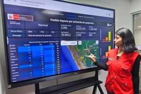 El Minam expone en el COEN sobre la utilidad de la plataforma Geoquebradas, creada para identificar escenarios de riesgo por huaicos y deslizamientos. Foto: Minam