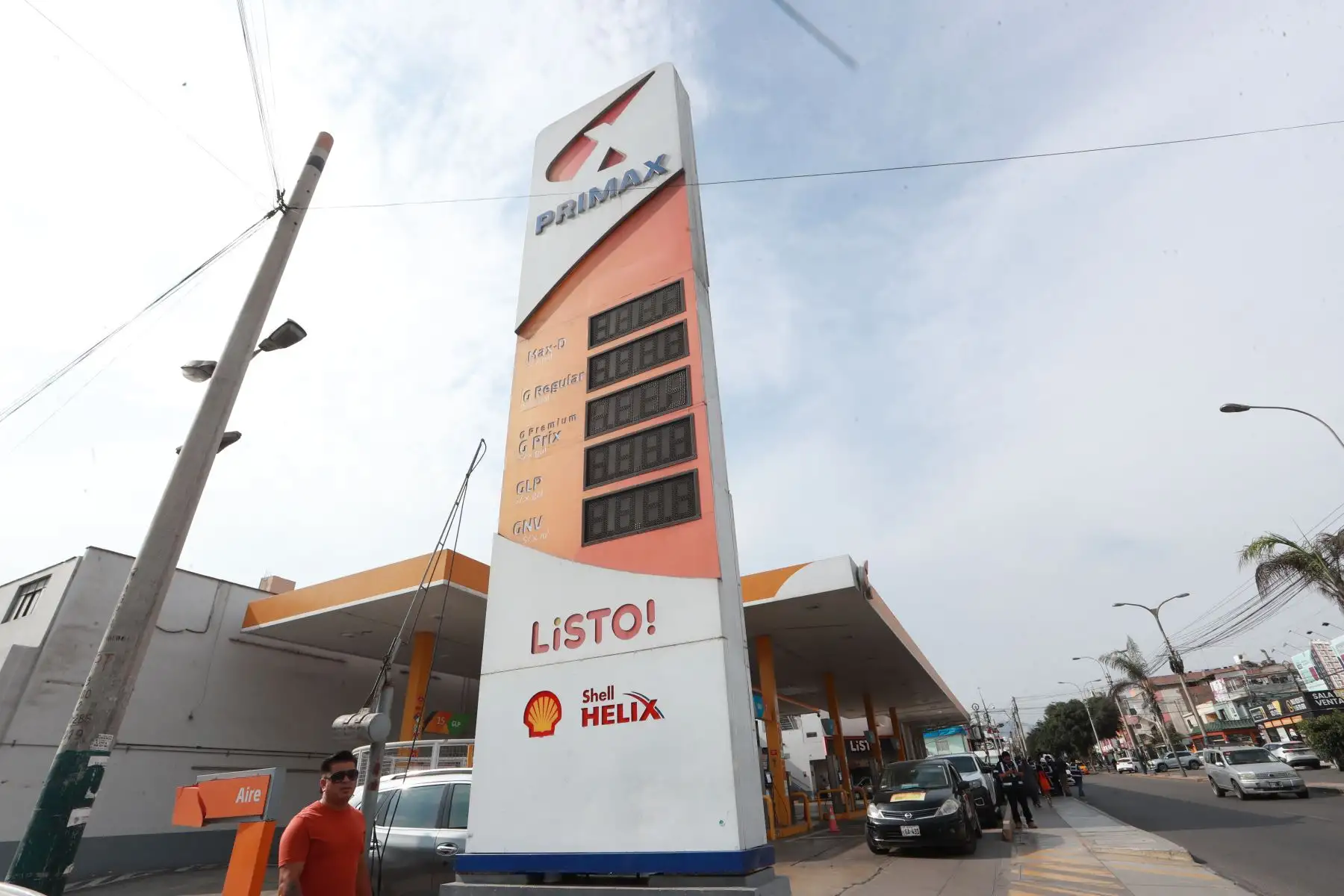 Las autoridades recorrieron las instalaciones de los grifos intervenidos para comprobar las condiciones de almacenamiento y verificar la disponibilidad de combustibles para los usuarios. Foto: ANDINA/Verónica Calderón.