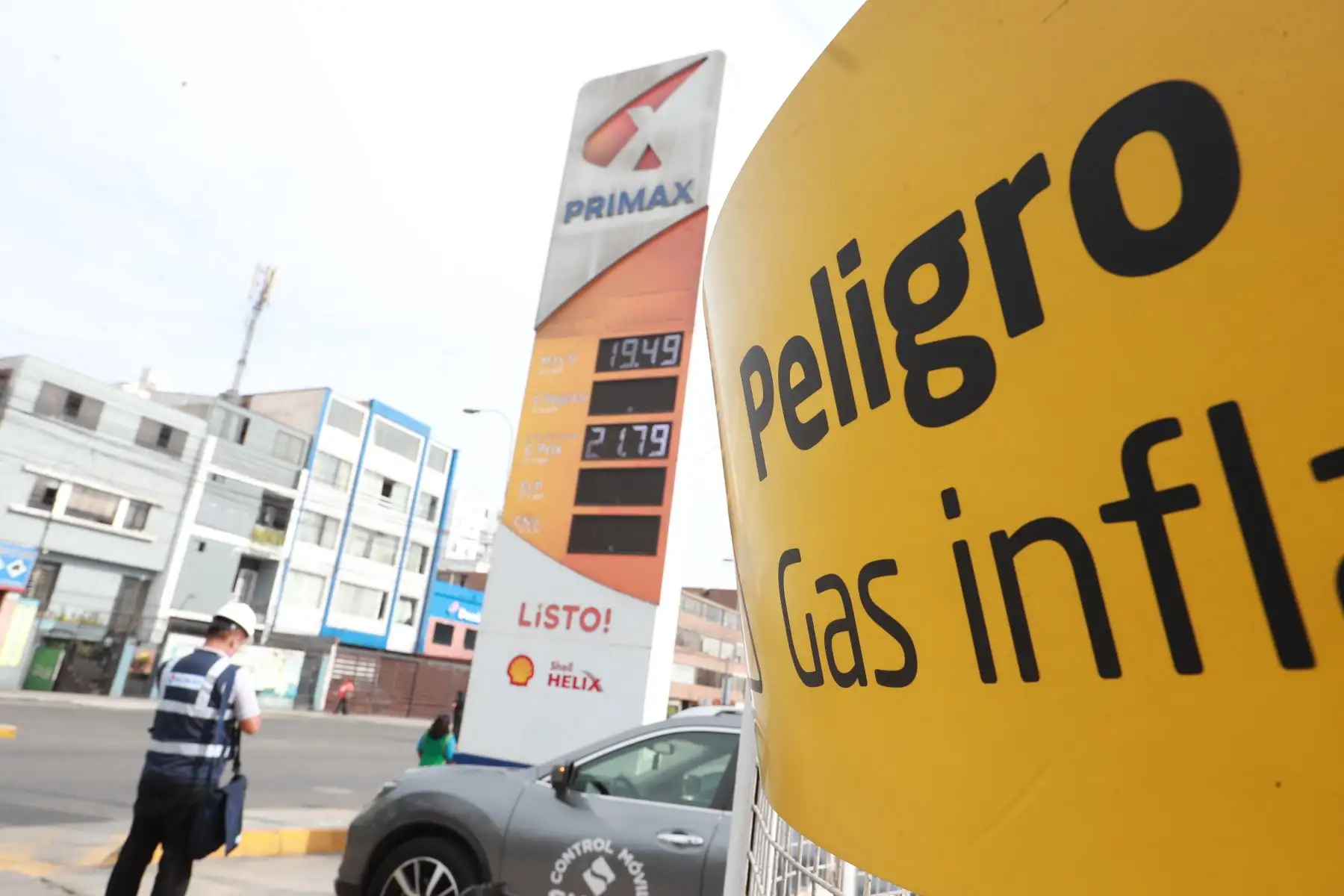 La intervención multisectorial se desarrolló en diversos grifos de Lima como parte de las acciones coordinadas entre entidades del Estado para supervisar el mercado de combustibles. Foto: ANDINA/Verónica Calderón.