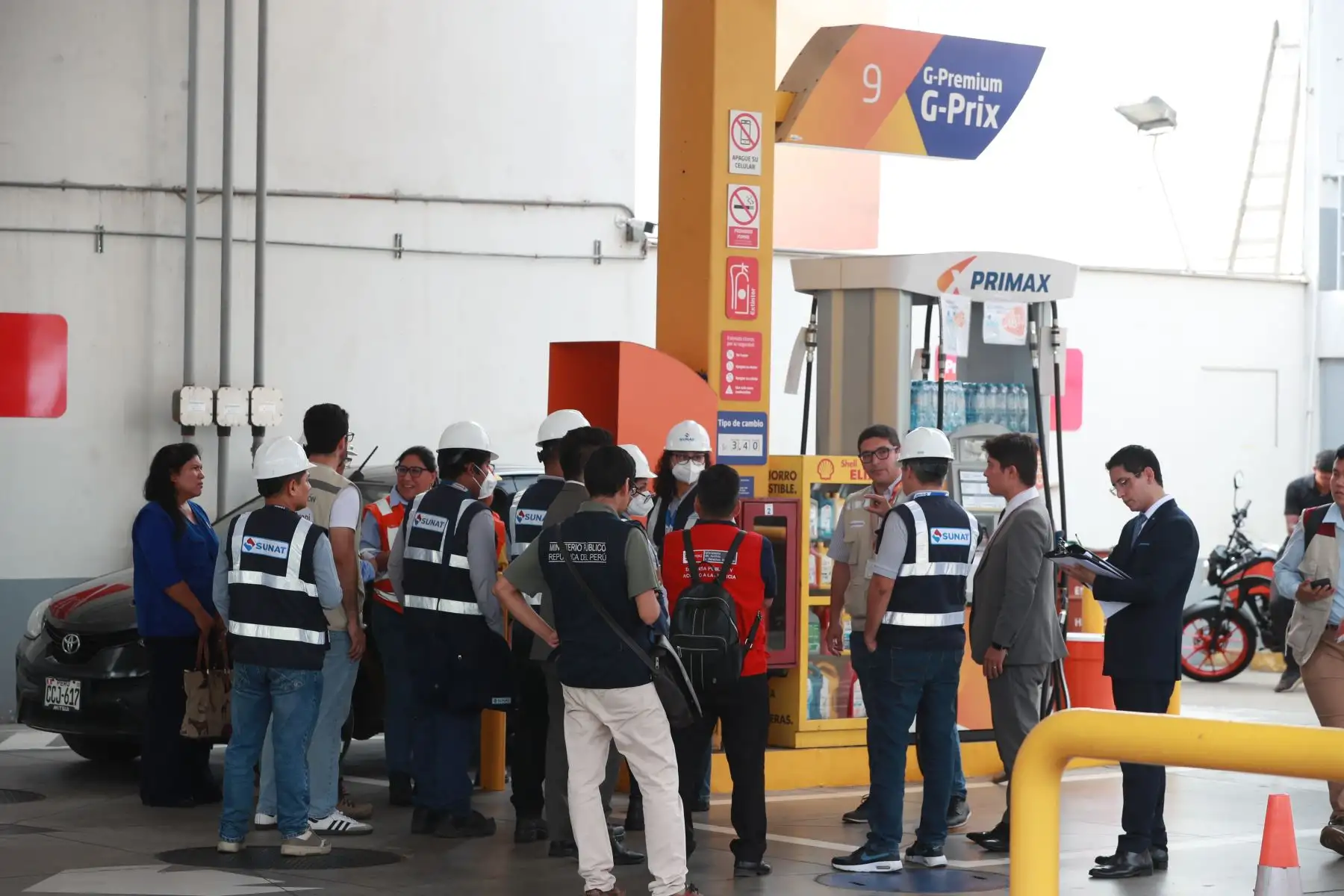 Durante el operativo, los equipos técnicos solicitaron a los administradores de los establecimientos la documentación relacionada con la compra, distribución y comercialización de combustibles. Foto: ANDINA/Verónica Calderón.