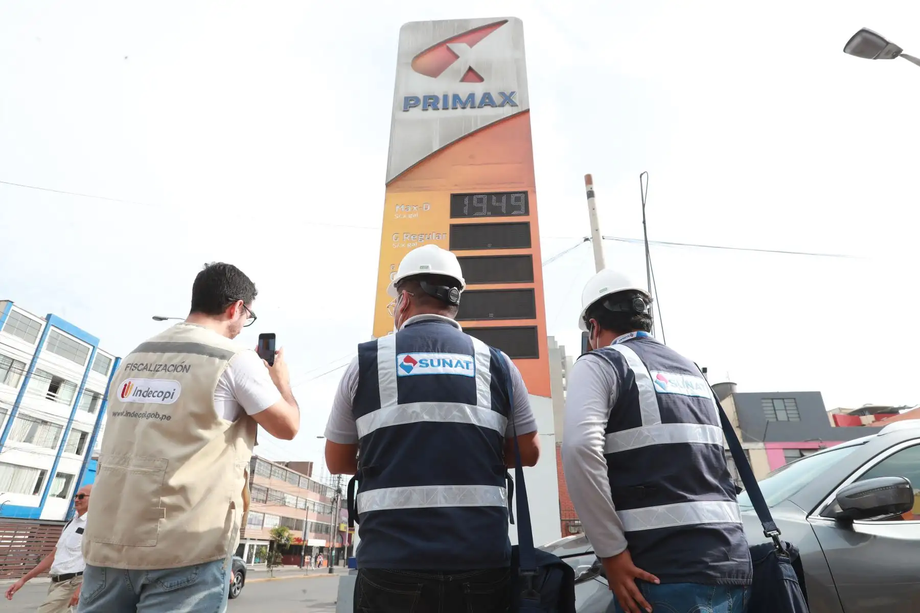 Autoridades realizan operativo multisectorial en grifos de Lima para verificar stock de combustibles y condiciones de comercialización. Durante la intervención revisaron documentación, almacenamiento y niveles de abastecimiento. La acción forma parte de medidas del Estado para prevenir prácticas de especulación o acaparamiento y asegurar el suministro regular de combustibles a la ciudadanía. Foto: ANDINA/Verónica Calderón