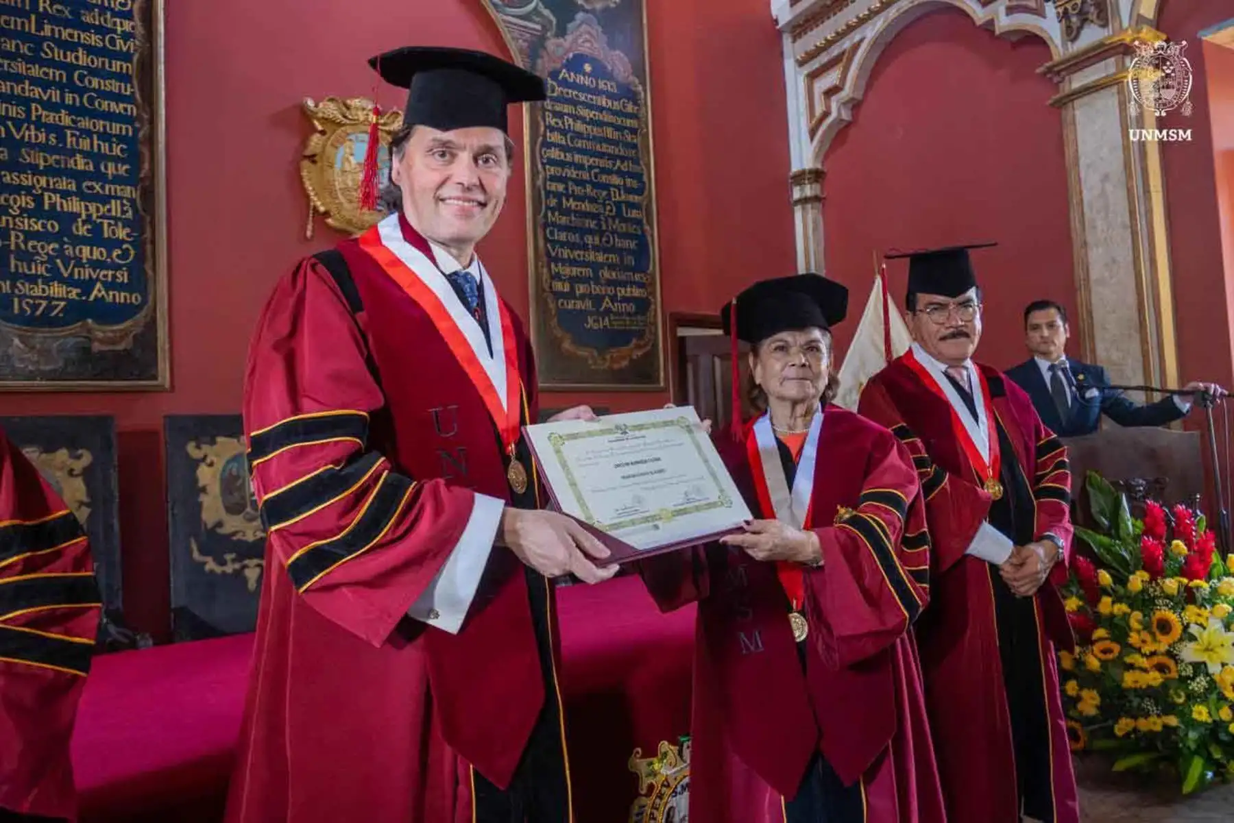 El rector Francisco Oliva recibe el doctorado honoris causa de la Universidad Nacional Mayor de San Marcos. Foto: UNMSM/Difusión.