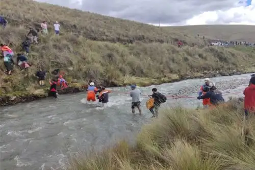 Varios adultos mayores y mujeres fueron cargados en la espalda por el personal de rescate, mientras otros integrantes del equipo aseguraban el cruce sosteniendo cuerdas de extremo a extremo del cauce.