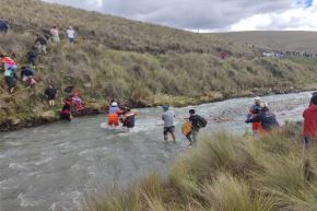 Varios adultos mayores y mujeres fueron cargados en la espalda por el personal de rescate, mientras otros integrantes del equipo aseguraban el cruce sosteniendo cuerdas de extremo a extremo del cauce.