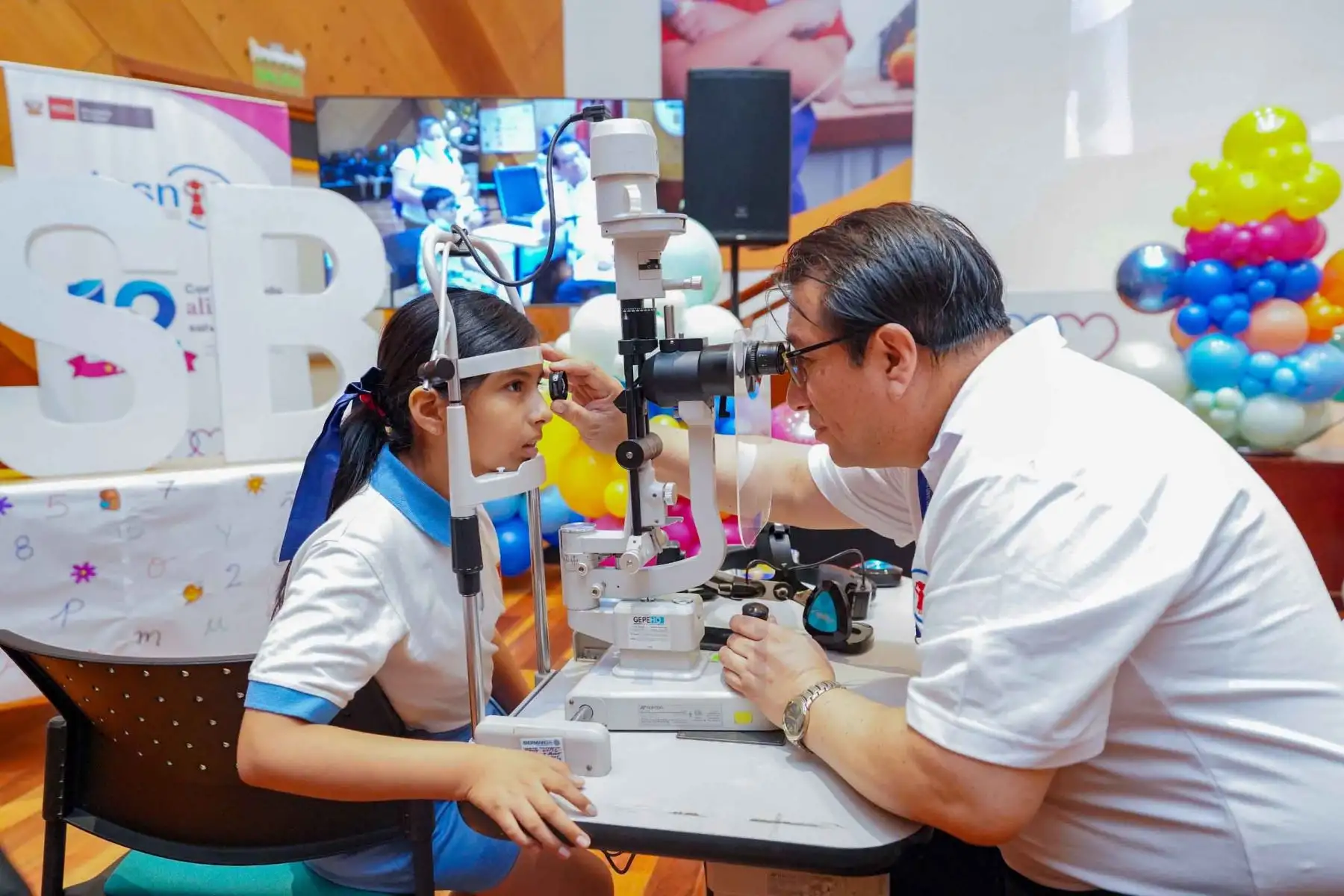 Un total de 200 niños y adolescentes fueron atendidos en la campaña oftalmológica gratuita “De vuelta a clases seguro 2026”, realizada por especialistas del Instituto Nacional de Salud del Niño San Borja. Más del 50 % de los participantes presentó algún tipo de problema visual, principalmente asociado al uso prolongado de dispositivos electrónicos. La jornada permitió detectar casos de ametropías, estrabismo, ambliopía y trastornos acomodativos, promoviendo el diagnóstico oportuno antes del inicio del año escolar. Foto: ANDIINA/Difusión