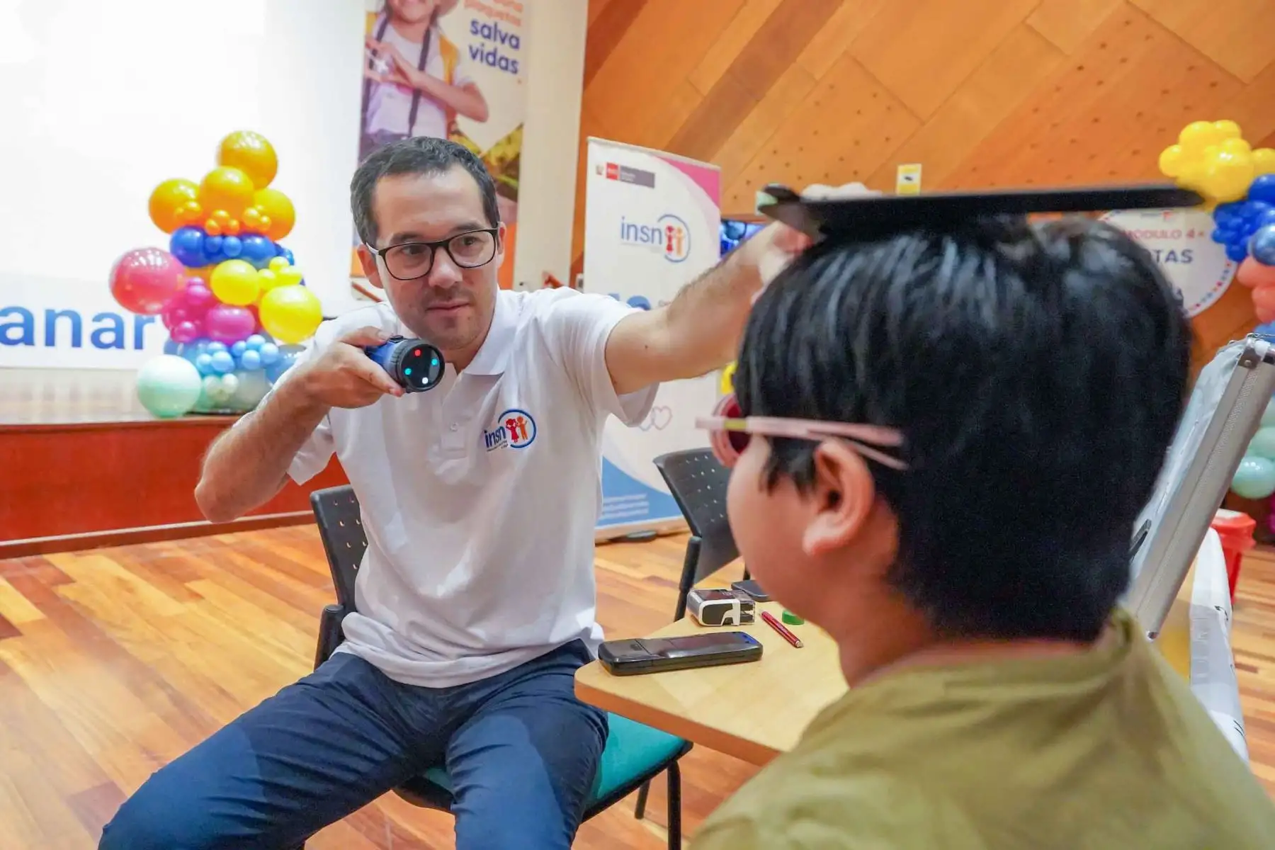 El personal de salud brindó orientación a los padres de familia sobre la importancia de realizar controles oftalmológicos periódicos para prevenir complicaciones visuales en la etapa escolar. Foto: ANDINA/Difusión.