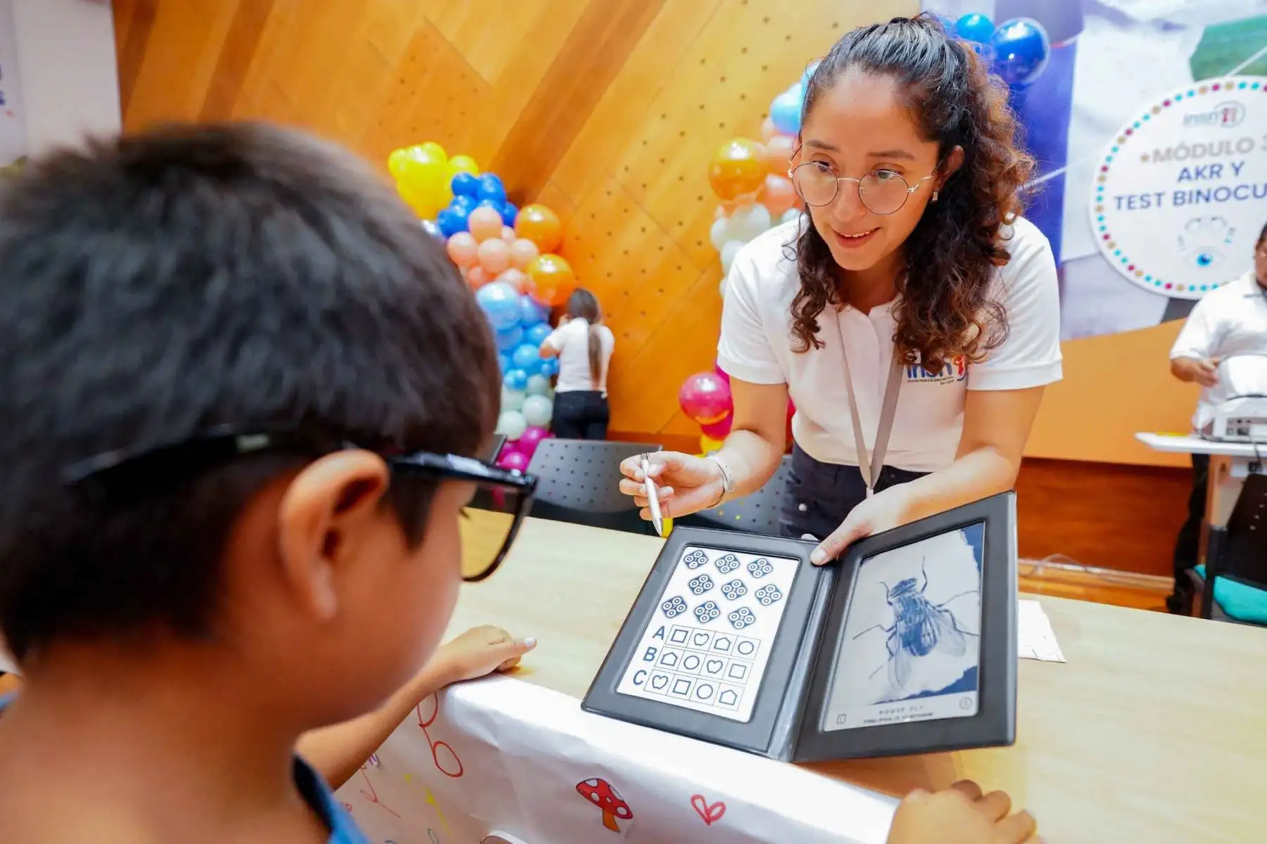 Médicos oftalmólogos pediatras, optómetras y terapistas visuales participaron en la campaña que buscó promover la detección temprana de problemas visuales en niños y adolescentes. Foto: ANDINA/Difusión.