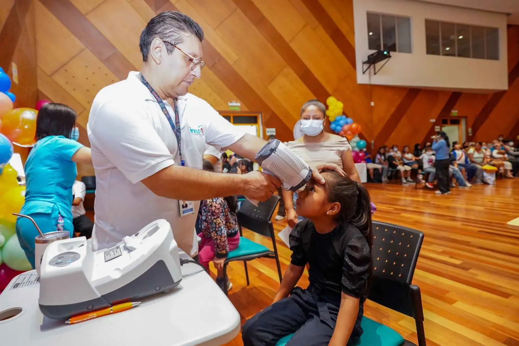 Los menores acudieron acompañados de sus padres a las evaluaciones oftalmológicas gratuitas organizadas por el Instituto Nacional de Salud del Niño San Borja como parte de las acciones de prevención en salud visual infantil. Foto: ANDINA/Difusión.