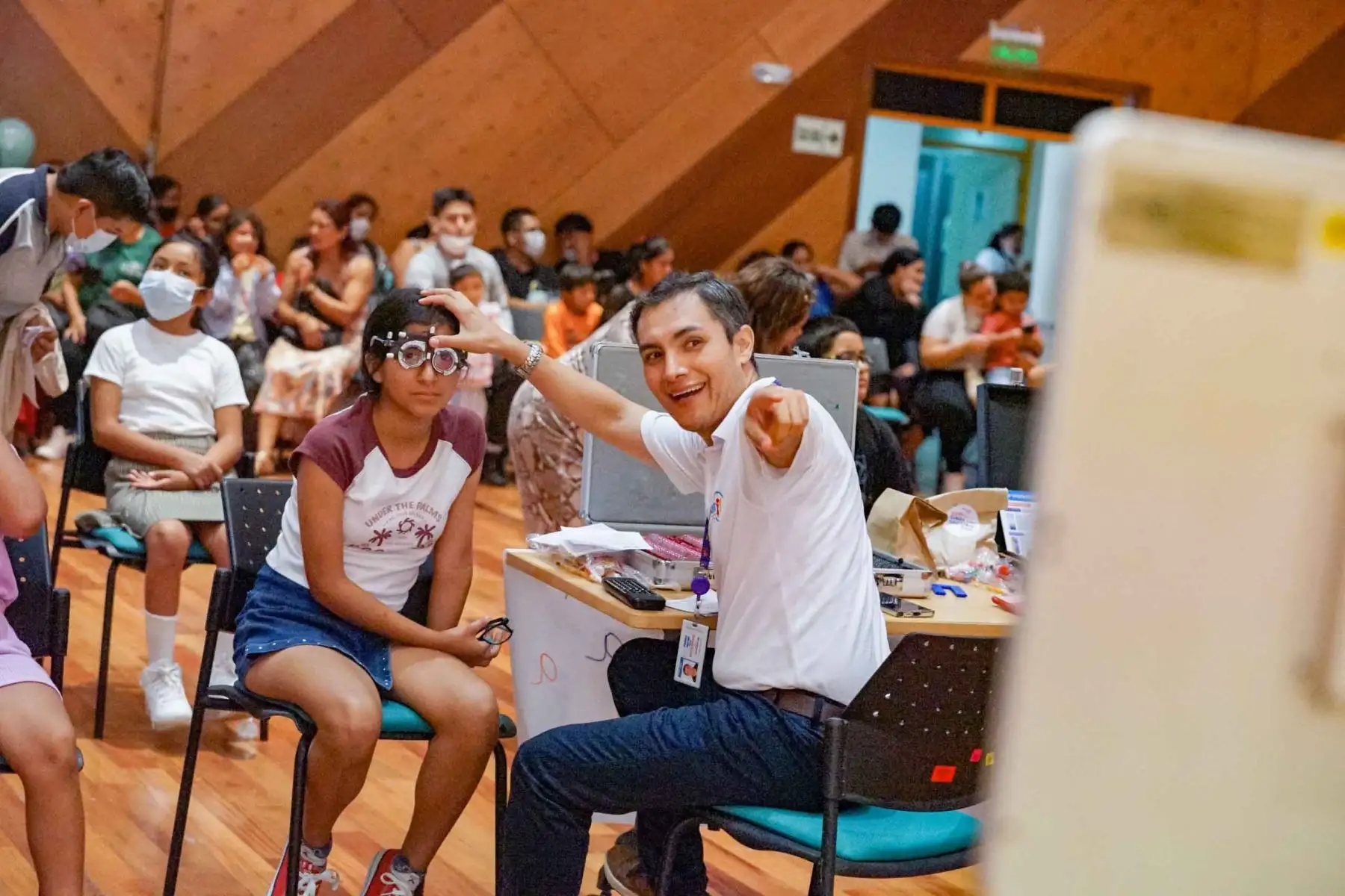 Durante la jornada, los profesionales de salud efectuaron exámenes de agudeza visual y evaluaciones oftalmológicas para identificar posibles alteraciones que puedan afectar el aprendizaje y el desarrollo visual de los menores. Foto: ANDINA/Difusión.