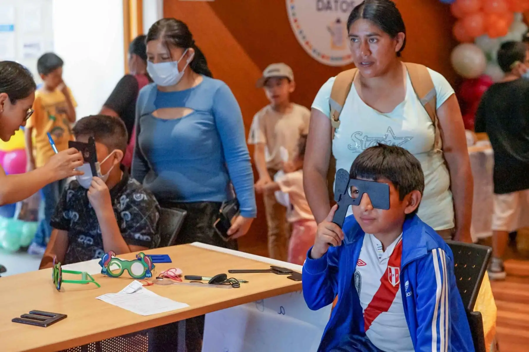 Especialistas del Servicio de Oftalmología del Instituto Nacional de Salud del Niño San Borja realizaron evaluaciones visuales a niños y adolescentes durante la campaña gratuita “De vuelta a clases seguro 2026”, con el objetivo de detectar oportunamente problemas visuales antes del inicio del año escolar. Foto: ANDINA/Difusión.