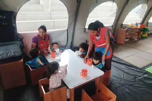 Una de las carpas está destinada a niños caminantes y exploradores (de 19 a 36 meses) y cuenta con cuatro módulos a cargo de cuatro madres cuidadoras. La otra carpa fue destinada a bebés y gateadores (de 6 a 18 meses) con cuatro módulos para la atención de los menores. Foto: Cuna Más