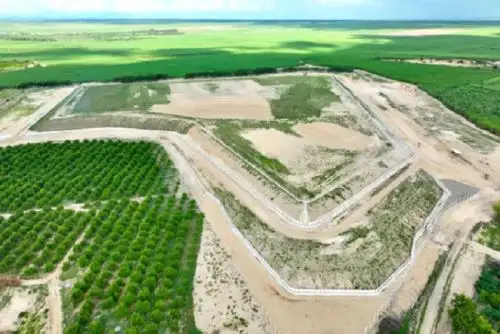 El proyecto también fortalece la inclusión social. Un total de 85 recicladores, organizados en cinco asociaciones, recibieron equipamiento y asistencia técnica para mejorar sus condiciones de trabajo.