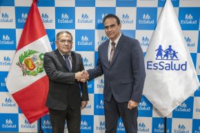 El ministro de Trabajo y Promoción del Empleo, Óscar Fernández Cáceres, lideró la ceremonia de presentación del nuevo presidente ejecutivo de EsSalud, Luis Rosales Pereda. Foto: EsSalud.