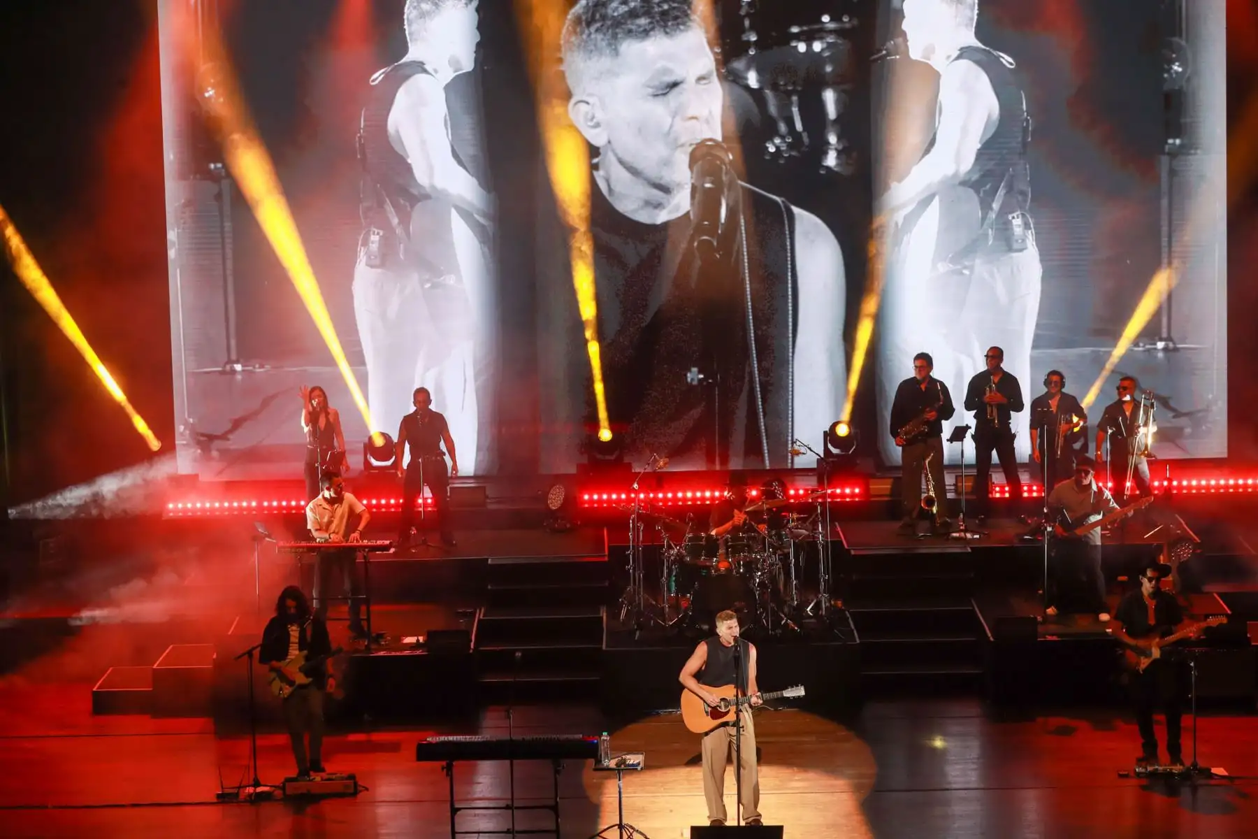 La puesta en escena del espectáculo combinó música en vivo, iluminación y elementos escénicos que acompañaron el repertorio interpretado por el cantante peruano durante su presentación. Foto: ANDINA/Verónica Calderón.