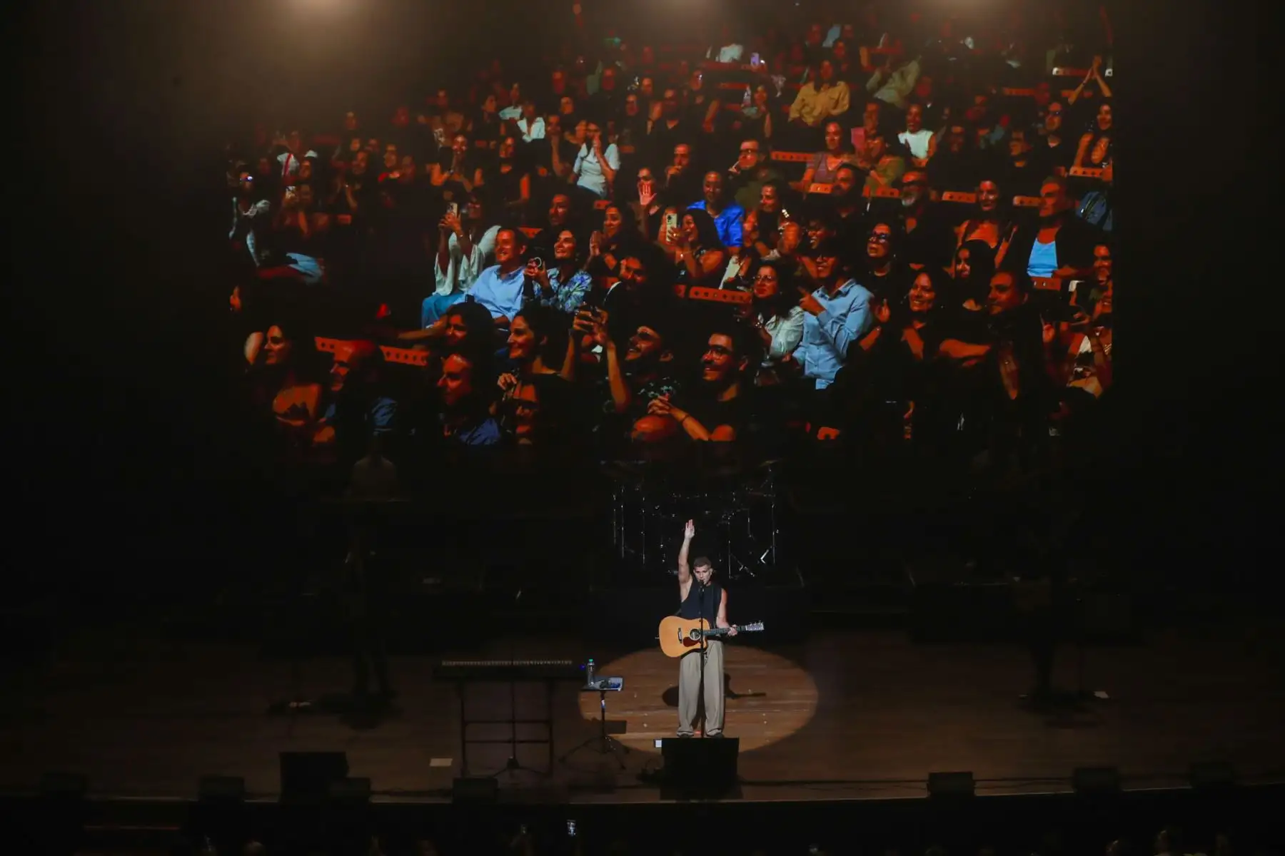 El concierto incluyó canciones representativas de la carrera musical del artista, que fueron coreadas por el público asistente en el recinto cultural ubicado en el distrito de San Borja. Foto: ANDINA/Verónica Calderón.
