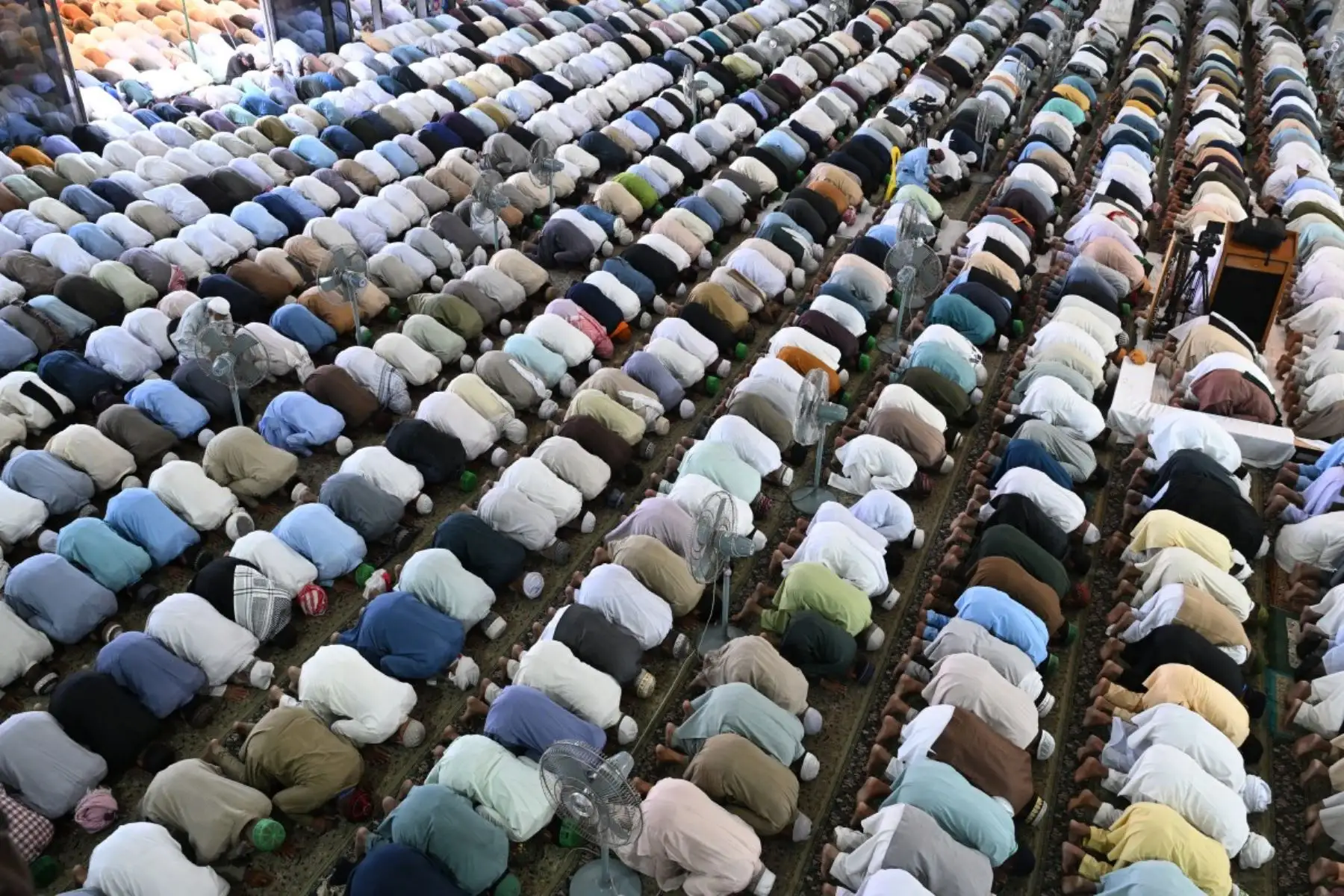 Devotos musulmanes realizan sus últimas oraciones del viernes del mes sagrado de Ramadán en la mezquita Data Darbar de Lahore. Foto: AFP