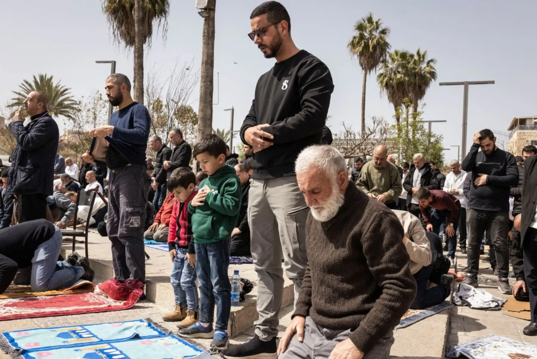 Fieles musulmanes rezan frente a la Puerta de Damasco durante las últimas oraciones del viernes del mes sagrado musulmán del Ramadán, en Jerusalén. Foto: AFP