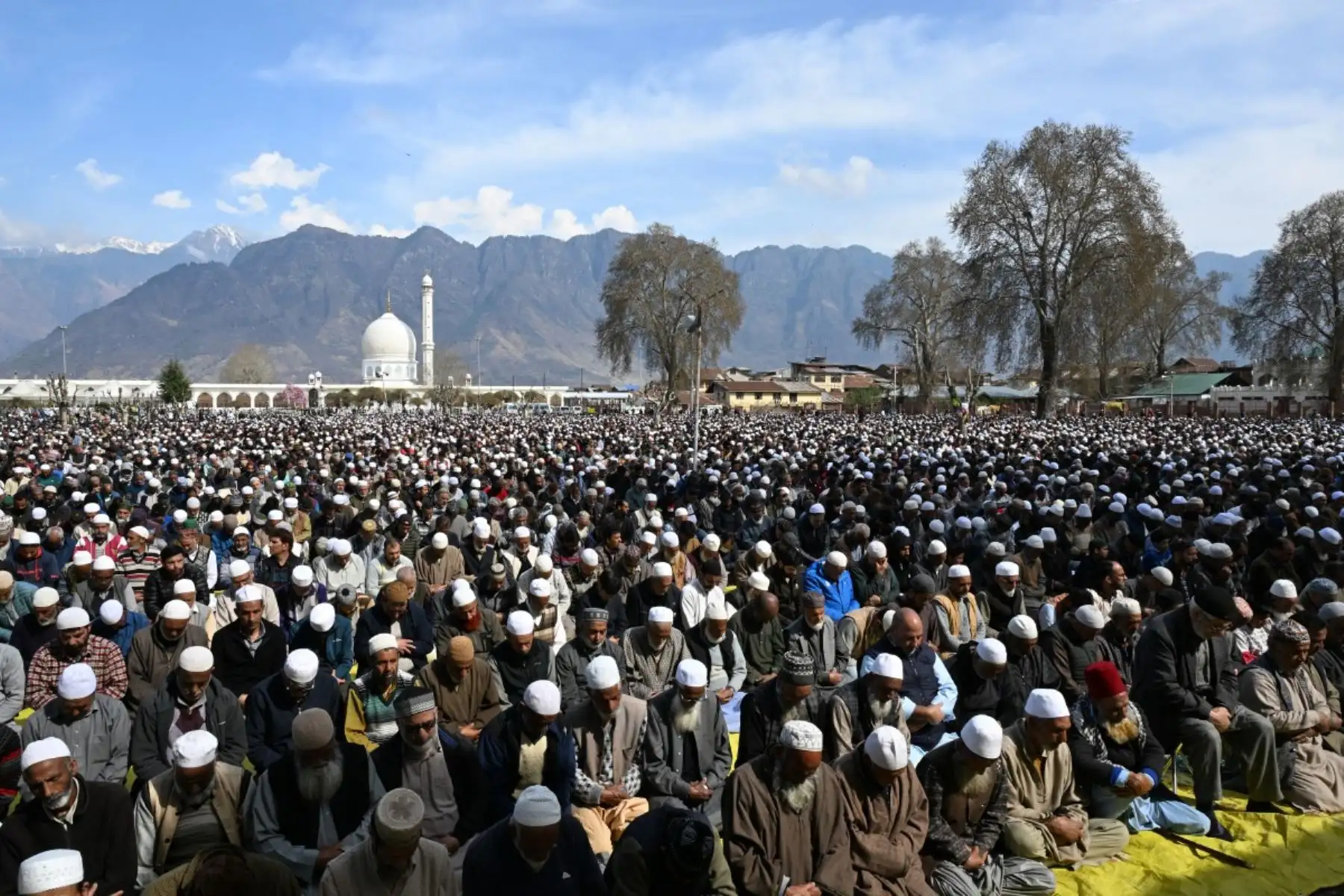 Musulmanes de Cachemira ofrecen sus últimas oraciones del viernes del mes sagrado islámico de Ramadán en el santuario de Hazratbal en Srinagar. Foto: AFP
