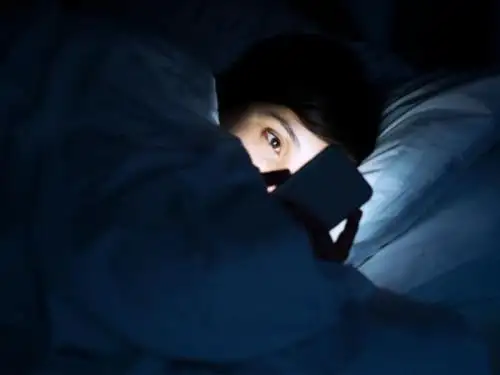 Cada vez más jóvenes reducen sus ciclos de sueño por el uso excesivo de celulares, computadoras y redes sociales, una práctica que puede afectar gravemente su desarrollo físico, cognitivo y emocional. Foto: ATV