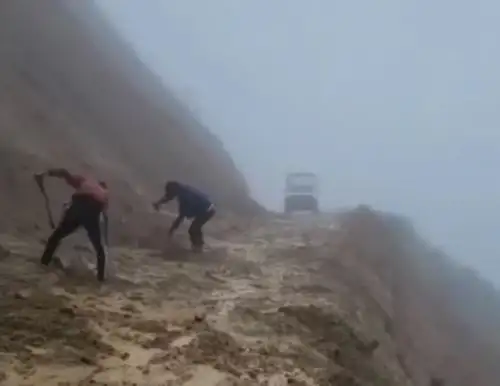 Las fuertes lluvias registradas en el distrito andino de Cañaris, ubicado en la sierra de Lambayeque, han provocado deslizamientos de tierra que afectan seriamente la transitabilidad en la carretera Huayabamba – Chiñama, a la altura del caserío La Joya. ANDINA/Difusión