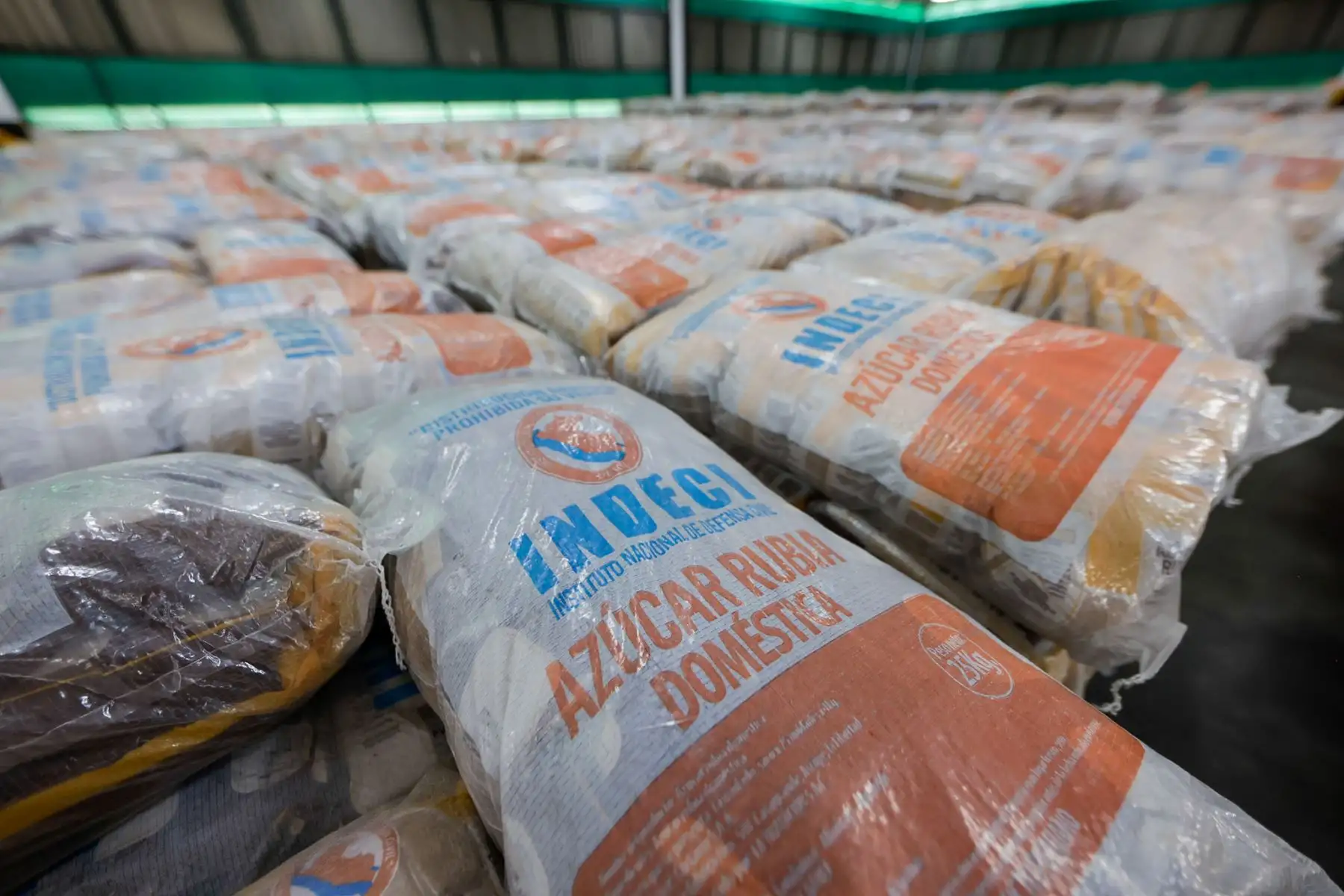 Personal del Instituto Nacional de Defensa Civil (INDECI) participó en las labores de carga y despacho de bienes de ayuda humanitaria destinados a las regiones afectadas por las intensas precipitaciones. Foto: ANDINA/Luis Iparraguirre.