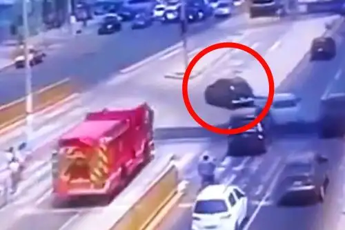 Los conductores de vehículos deben ceder el paso a los vehículos de emergencia cuando éstos anuncien su presencia por medio de señales audibles y visibles. Foto: ANDINA / Difusión