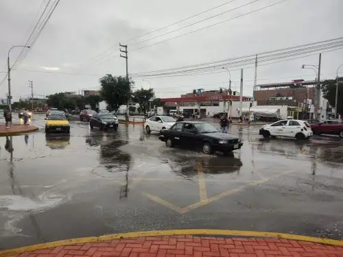 Trujillo soportó lluvia de moderada intensidad de más de cinco horas que inundó varias calles y avenidas de la ciudad. Foto: Luis Puell