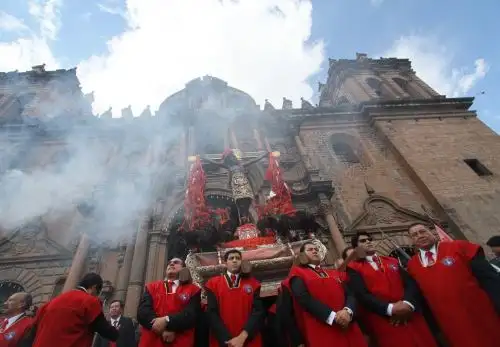 Autoridades de Cusco acordaron destinar más de 800 agentes policiales y diez puestos de salud, con sus respectivas ambulancias, para la realización de la tradicional procesión del Señor de Los Temblores por Lunes Santo en el centro histórico de la ciudad imperial. ANDINA/Percy Hurtado