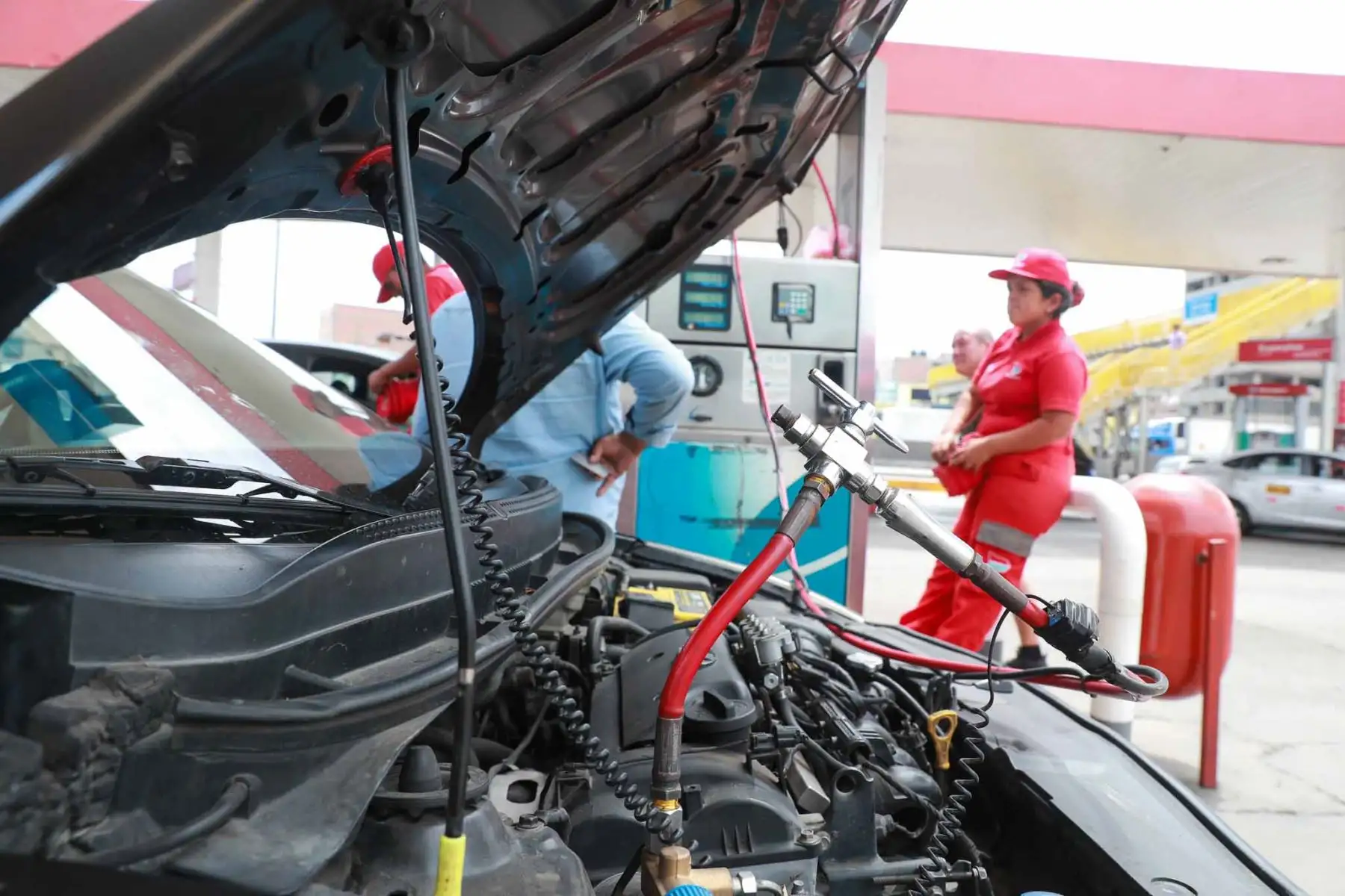 Conductores de taxis y transporte menor volvieron a abastecerse de GNV luego de que se habilitara nuevamente el suministro sin restricciones. Foto: ANDINA/ Verónica Calderón Zuñiga
