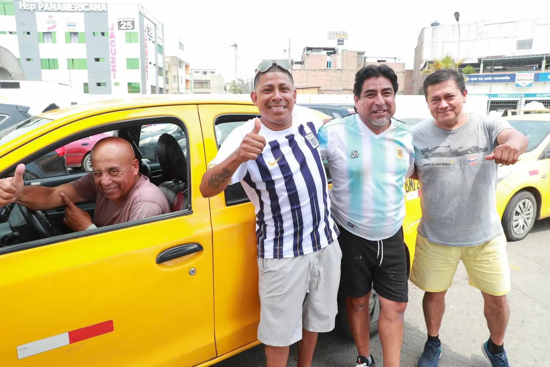 Taxistas se muestran contentos tras restablecerse el suministro de Gas Natural Vehicular (GNV) en las estaciones de servicio de Lima y Callao, luego de varios días de desabastecimiento que afectó a conductores del transporte público y particular. Foto: ANDINA/ Verónica Calderón Zuñiga