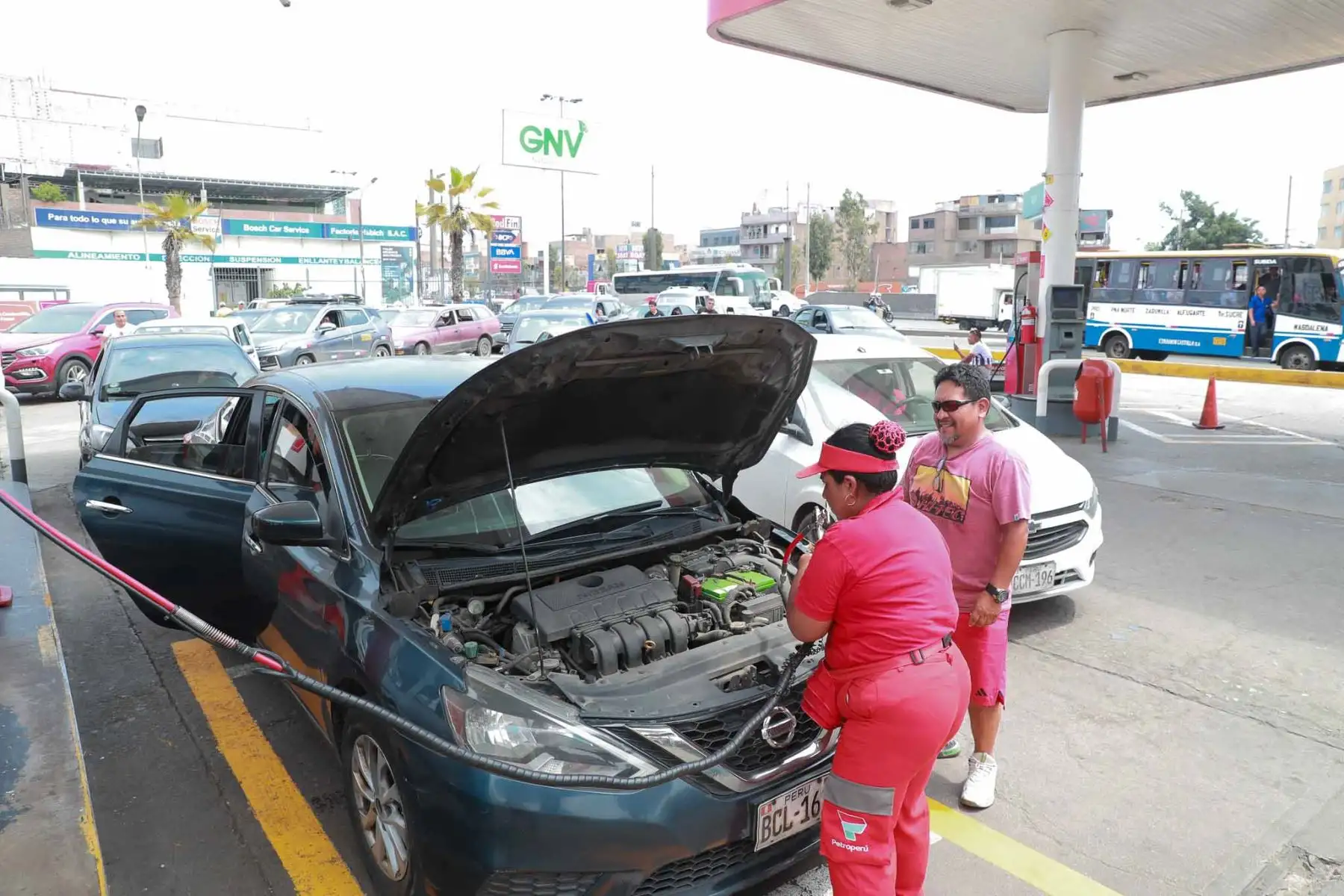 Las estaciones de servicio retomaron la atención regular tras confirmarse la habilitación total del suministro de Gas Natural Vehicular. Foto: ANDINA/ Verónica Calderón Zuñiga