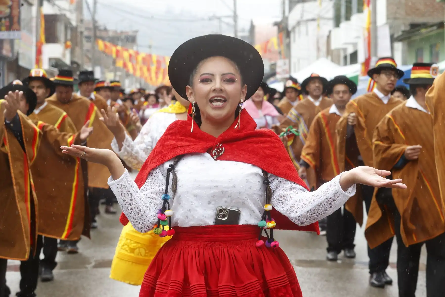 El Carnaval Pukllay también destaca por su riqueza musical, interpretada con instrumentos tradicionales como quenas, zampoñas, charangos y tambores. Las melodías marcaron el ritmo de las danzas que llenaron de energía las calles de la ciudad. Foto: ANDINA/Vidal Tarqui