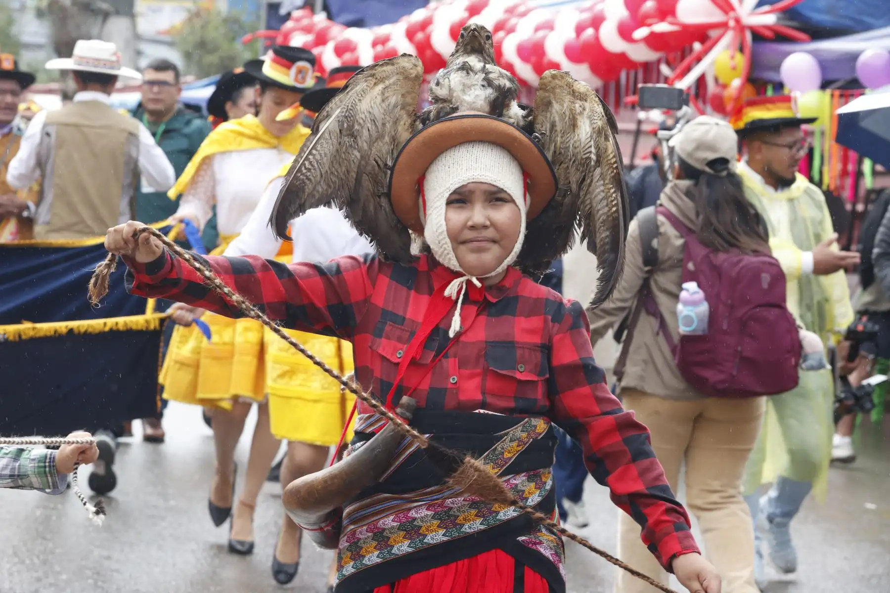 La festividad congregó a miles de visitantes, entre turistas nacionales y extranjeros, quienes llegaron atraídos por la autenticidad y el valor cultural de esta celebración andina. El evento se consolida como uno de los carnavales más importantes del Perú. Foto: ANDINA/Vidal Tarqui