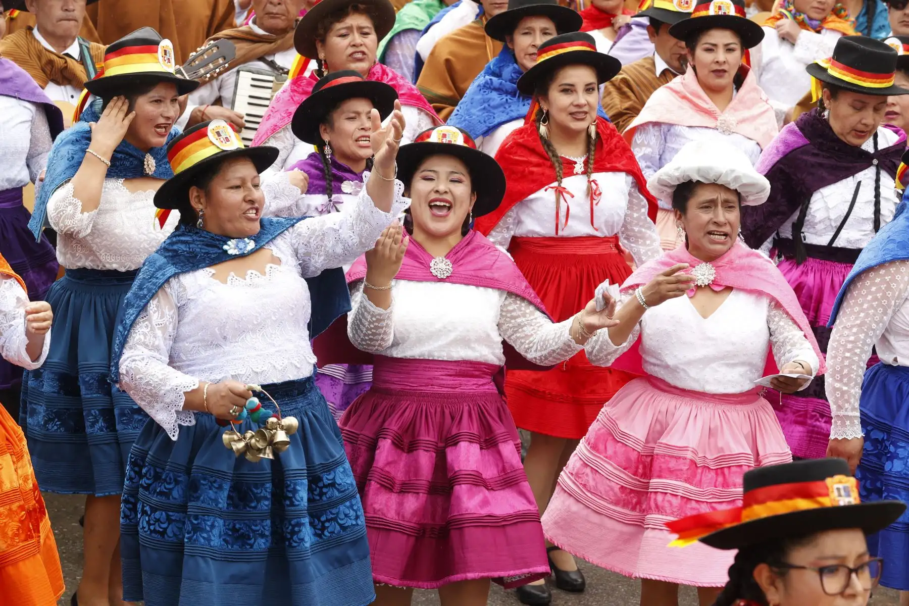Durante el desfile, las delegaciones mostraron danzas que representan escenas de la vida agrícola, rituales ancestrales y celebraciones comunitarias. Cada presentación transmite la relación histórica de los pueblos andinos con la tierra y la naturaleza. Foto: ANDINA/Vidal Tarqui