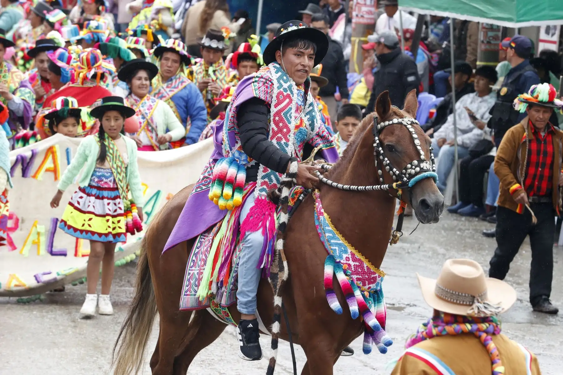 El colorido de los trajes fue uno de los elementos más llamativos del carnaval. Sombreros adornados, polleras multicolores y bordados con motivos andinos destacaron en cada agrupación que participó en la celebración. Foto: ANDINA/Vidal Tarqui